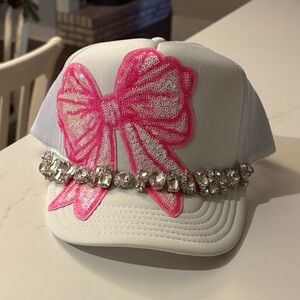 NWOT OTTO White Hat - boutique - sequined pink bow detail with detachable gems